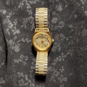 Gold Pulsar stretch wrist watch